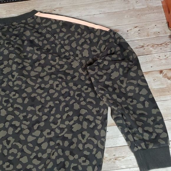 Sarah’s Day x White Fox Boutique | SDX WFA Crewneck Team Camo Sweatshirt S - Picture 11 of 14